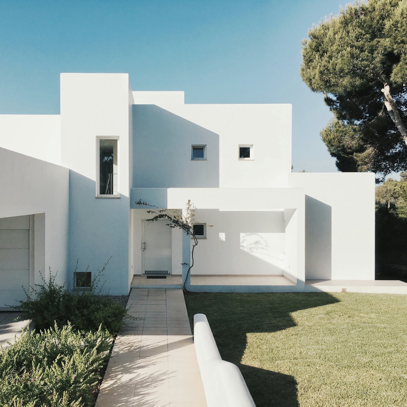 Rebuilt luxury home in Los Angeles at dusk